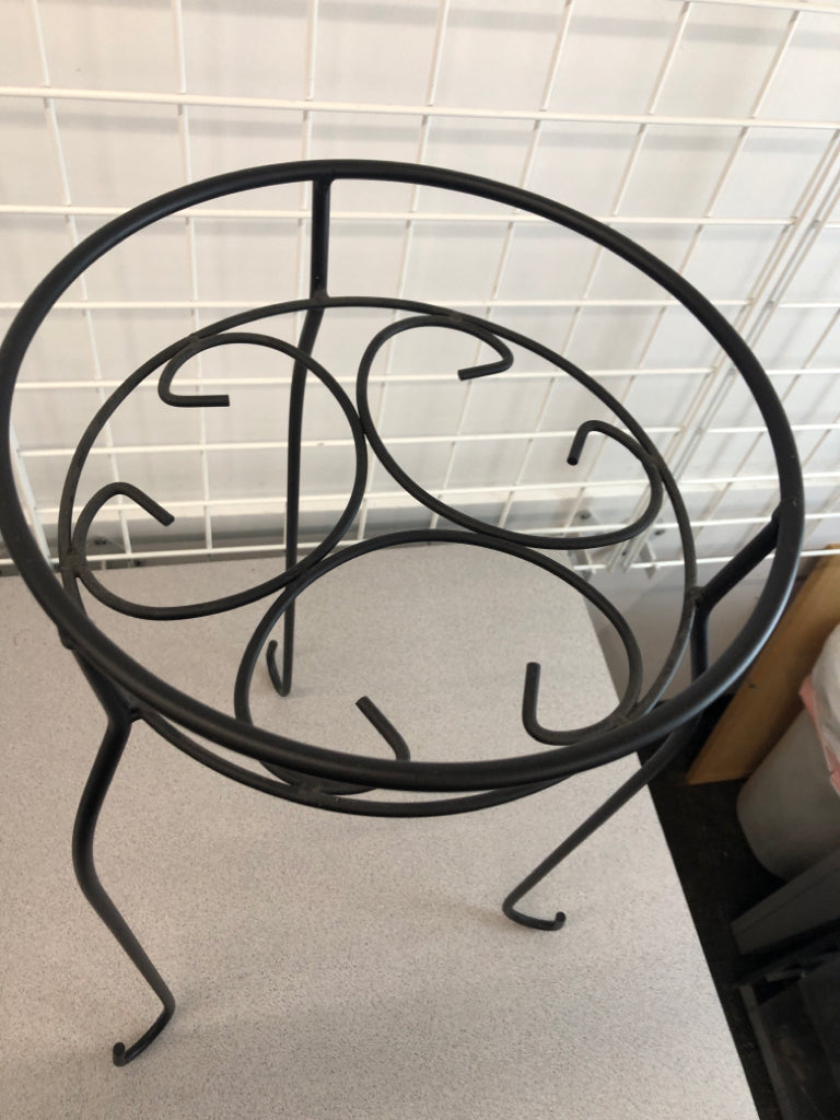 METAL PLANT STAND.