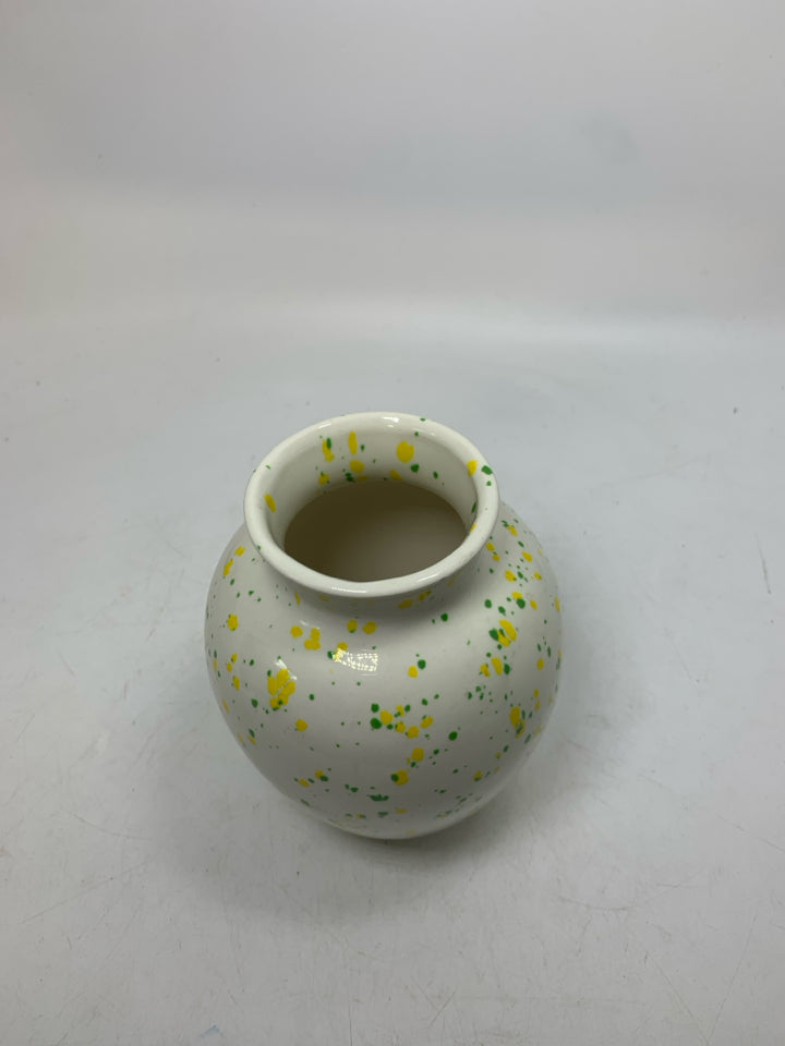 GREEN/YELLOW SPECKLED VASE.