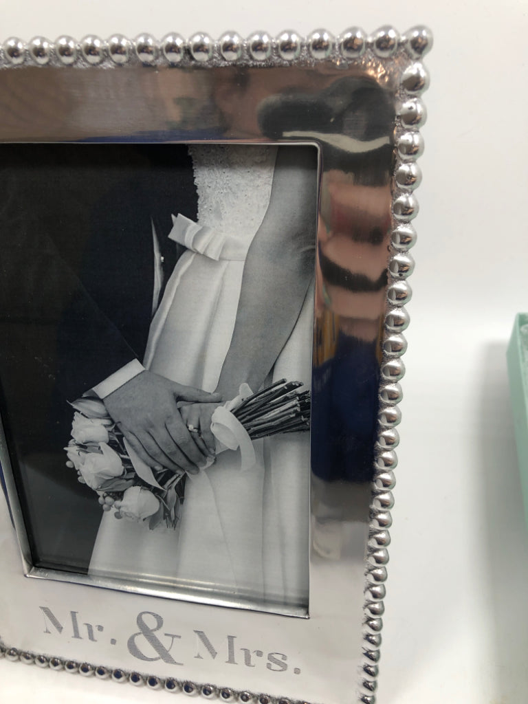 MR & MRS 5X7 FRAME IN BOX