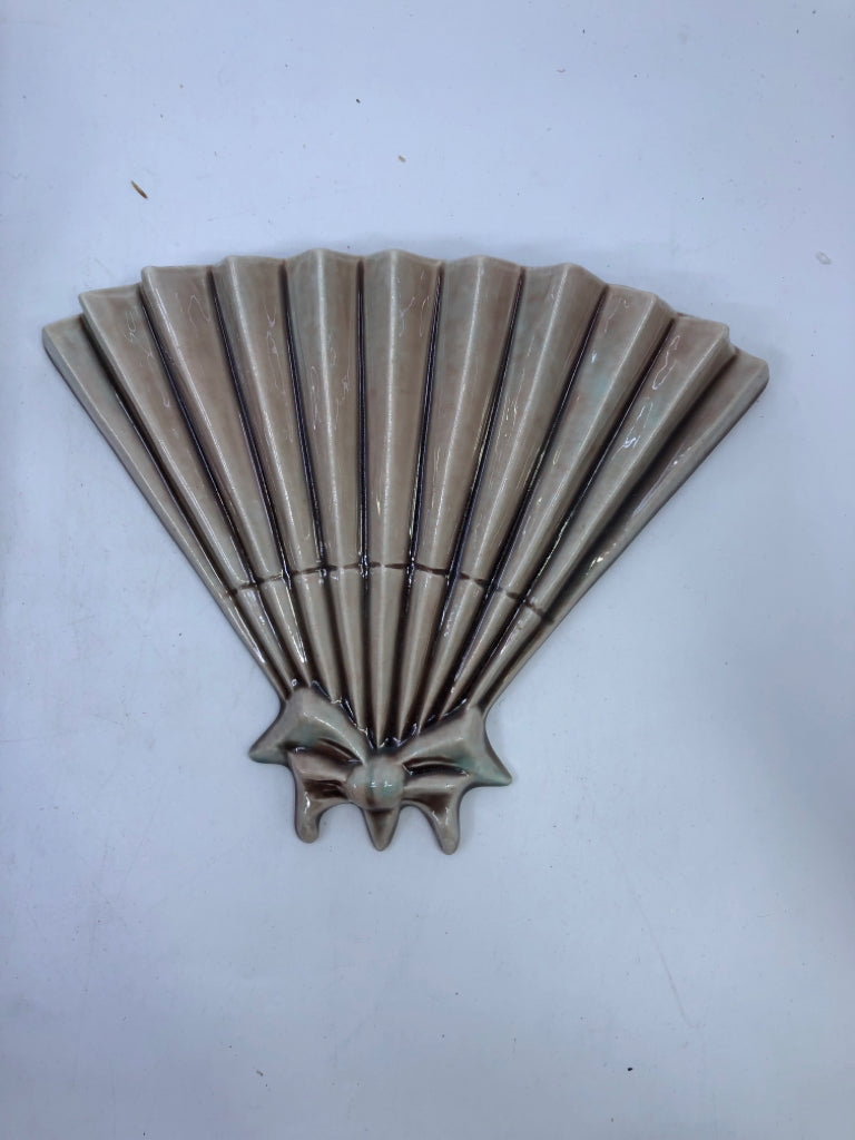 RIBBED CERAMIC WALL HANGING FAN.