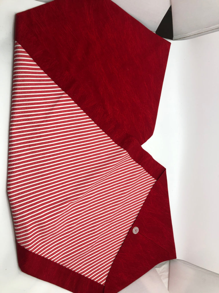 RED STRIPE TABLE RUNNER W/BUTTONS.