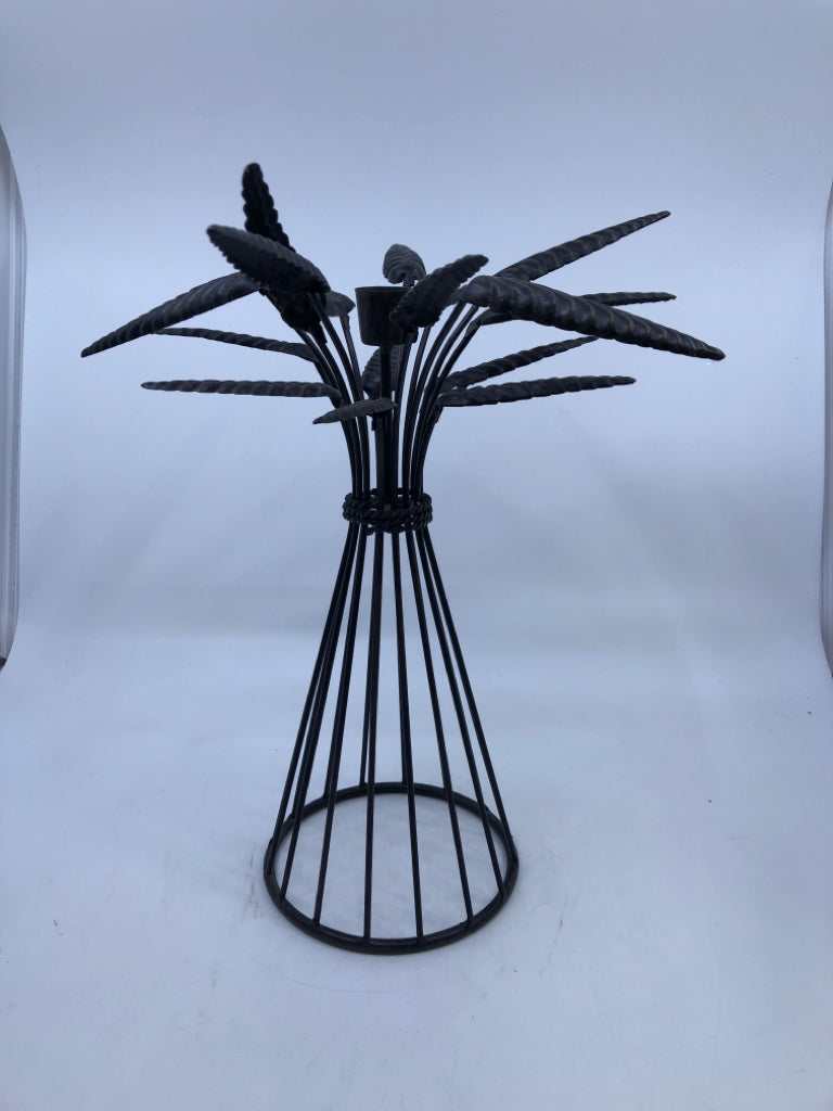 METAL WHEAT BUNDLE TAPERED CANDLE HOLDER.