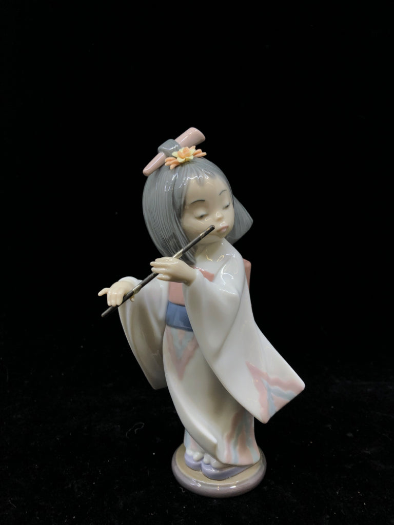 LLADRO LITTLE ASIAN GIRL PLAYING FLUTE.