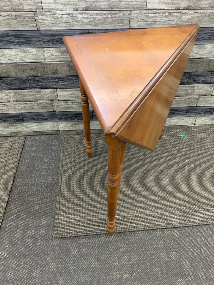 VTG SQUARE- TRIANGLE COLLAPSIBLE TABLE.