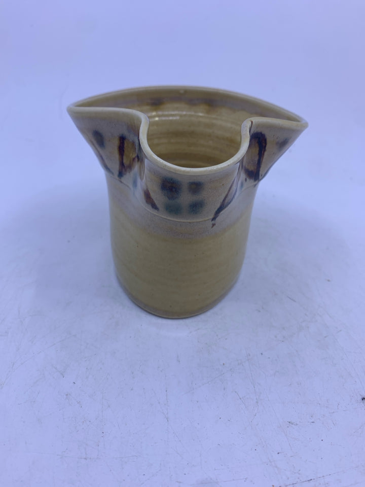 TAN W BROWN ACCENTS CREAM/GRAVY BOAT.
