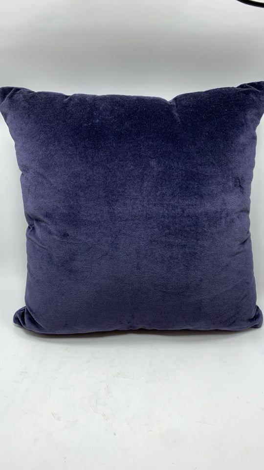 NAVY BLUE VELVET PILLOW.