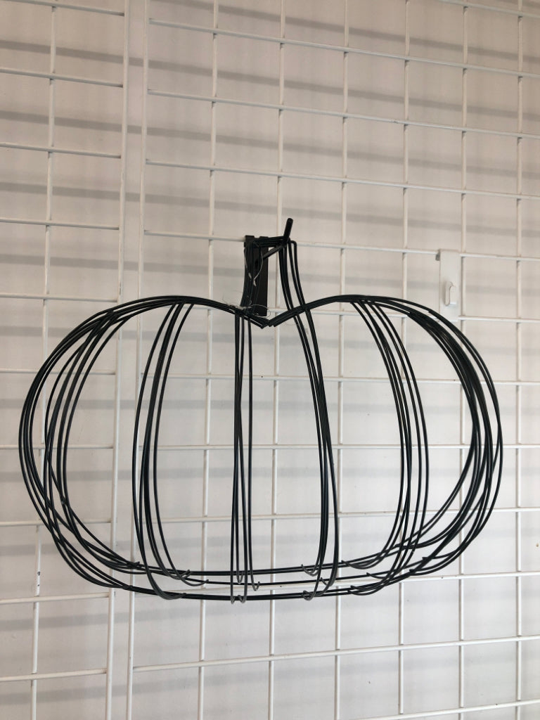4PK WIRE PUMPKIN WREATH FORM.