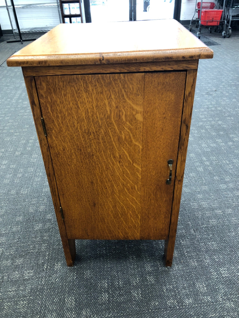 VTG WOOD CABINET W/ 3 SHELVES.
