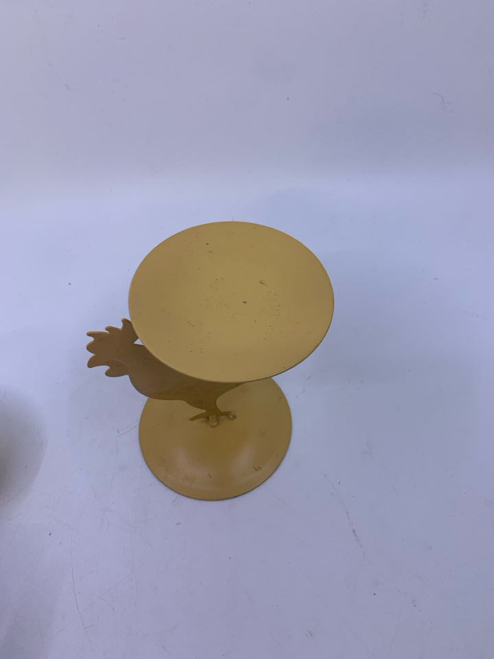 YELLOW METAL ROSTER PILLAR CANDLE HOLDER W/ CIRCLE CANDLE.