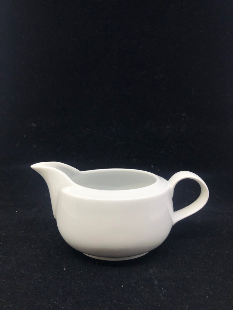 WHITE PORCELAIN GRAVY BOAT.