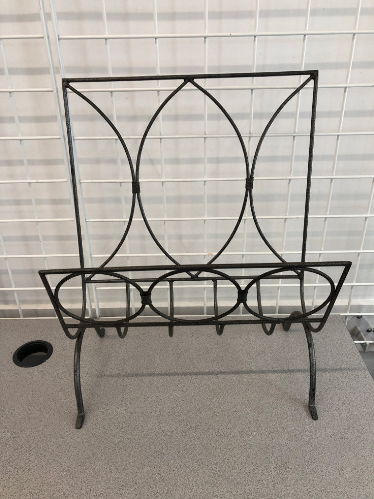 VTG STYLE GRAY METAL MAGAZINE RACK.