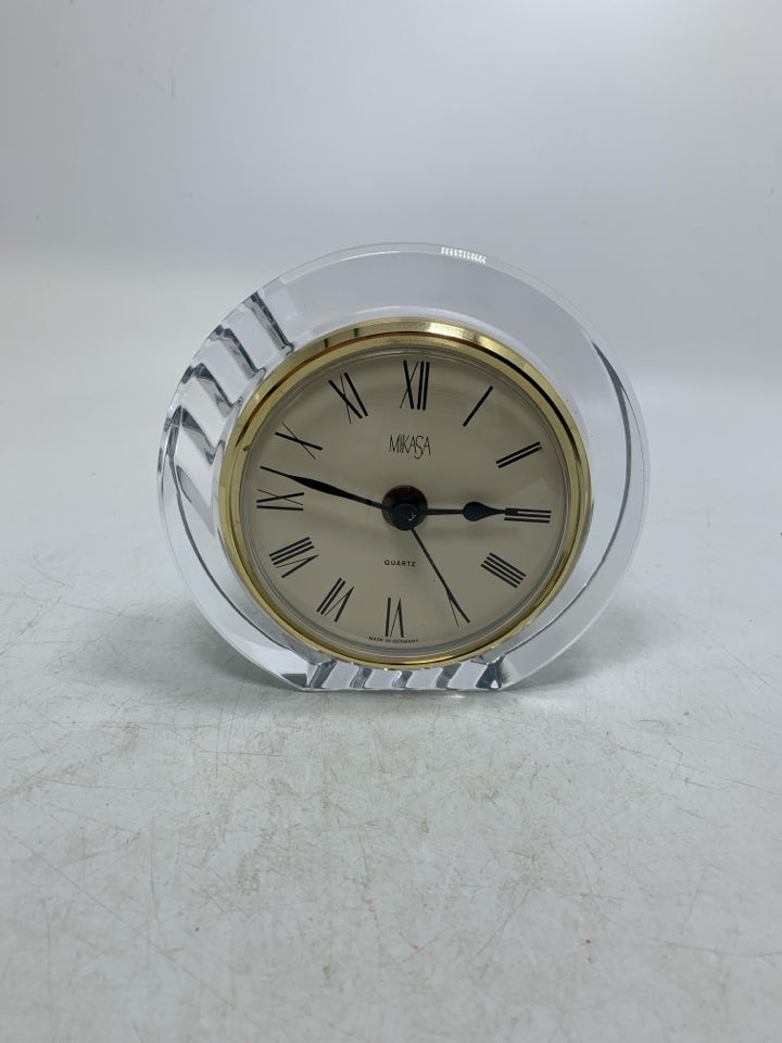 QUARTZ CIRCLE CRYSTAL CLOCK ROMAN NUMERALS.