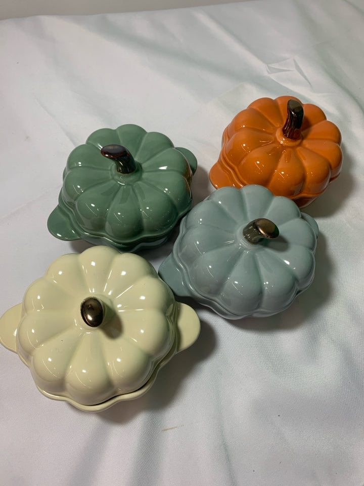 4 COLORFUL PUMPKIN PERSONAL BAKERS W LIDS - MARTHA STEWART.