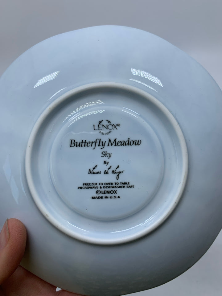 4 PC SVC 2 TEACUP & SAUCERS EMBOSSED BUTTERFLIES RETIRED.