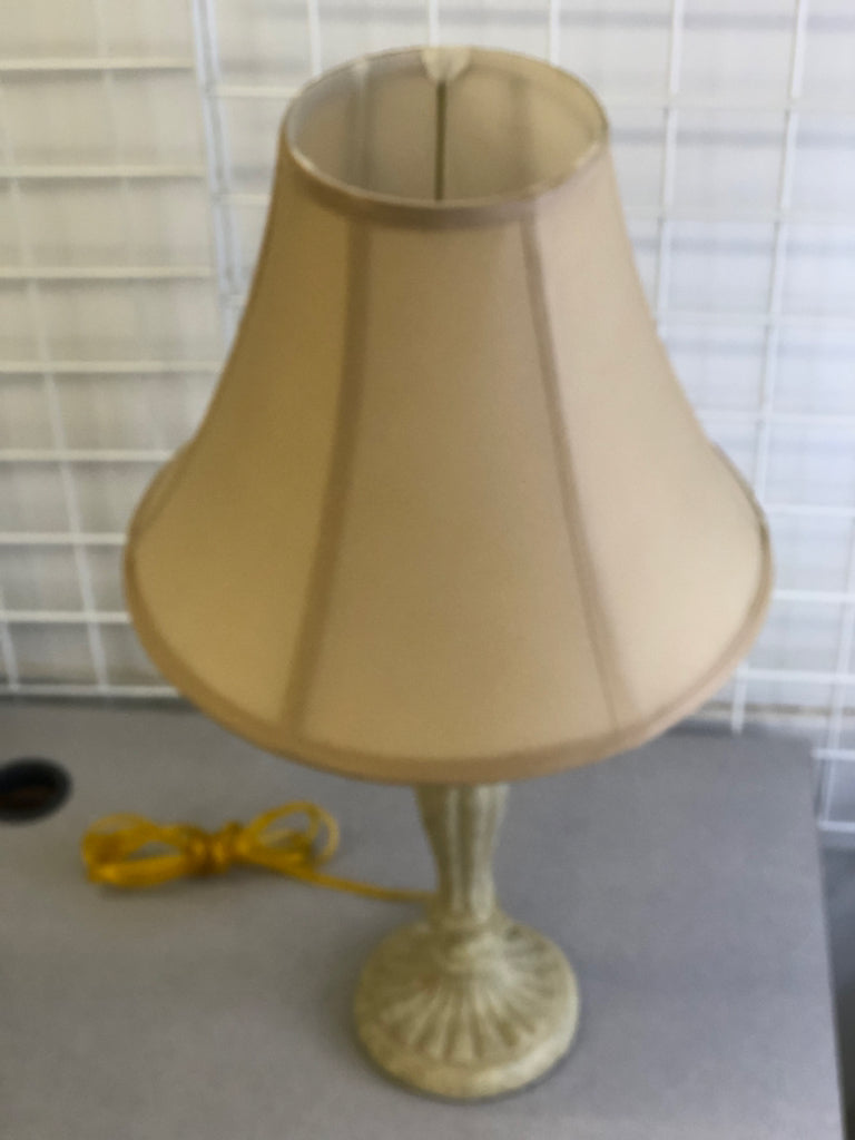 CREAM PILLAR BASE TABLE LAMP W/CREAM SHADE.