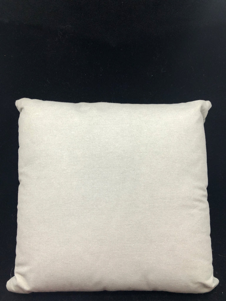 PRIMITIVE WINTER VILLAGE PILLOW.