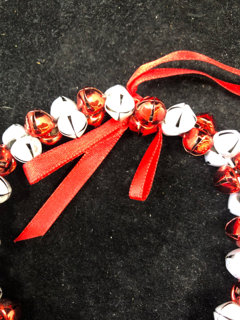 RED/WHITE JINGLE BELL WREATH.