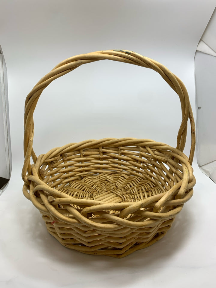 THICK WOVEN WICKER BASKET.