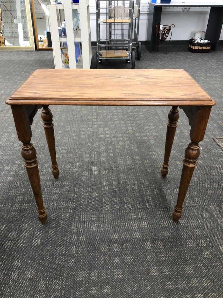 WOOD RECTANGLE TABLE W/ SPINDLE LEGS.