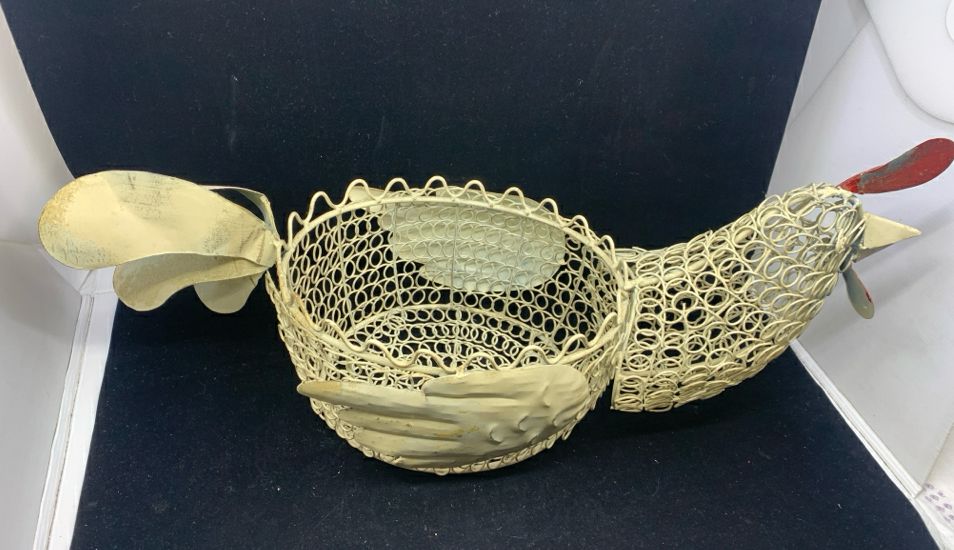 CREAM METAL ROOSTER BASKET.