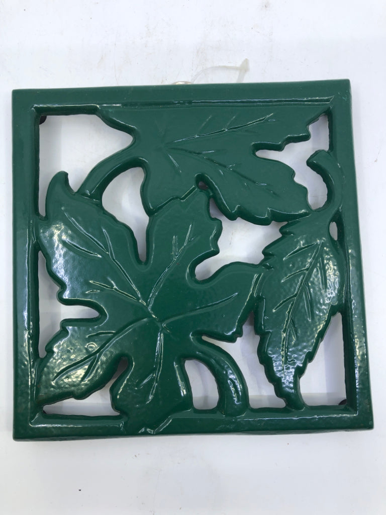 GREEN METAL LEAVES TRIVET.