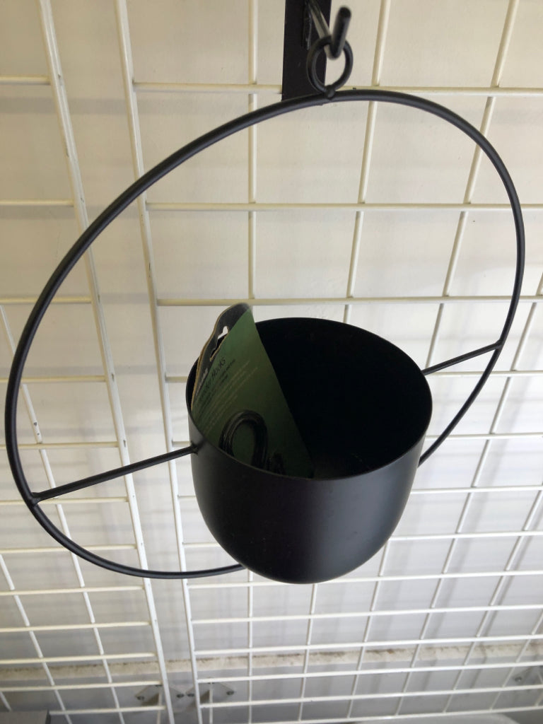 ROUND METAL PLANTER WALL HANGING W/HOOKS.