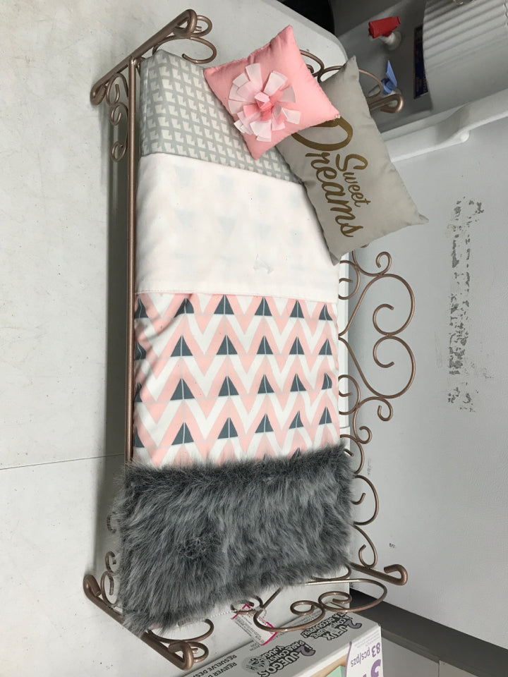 OG Our Generation Battat Brass-Colored Day Bed For 18” Dolls w/Bedding & Pillows
