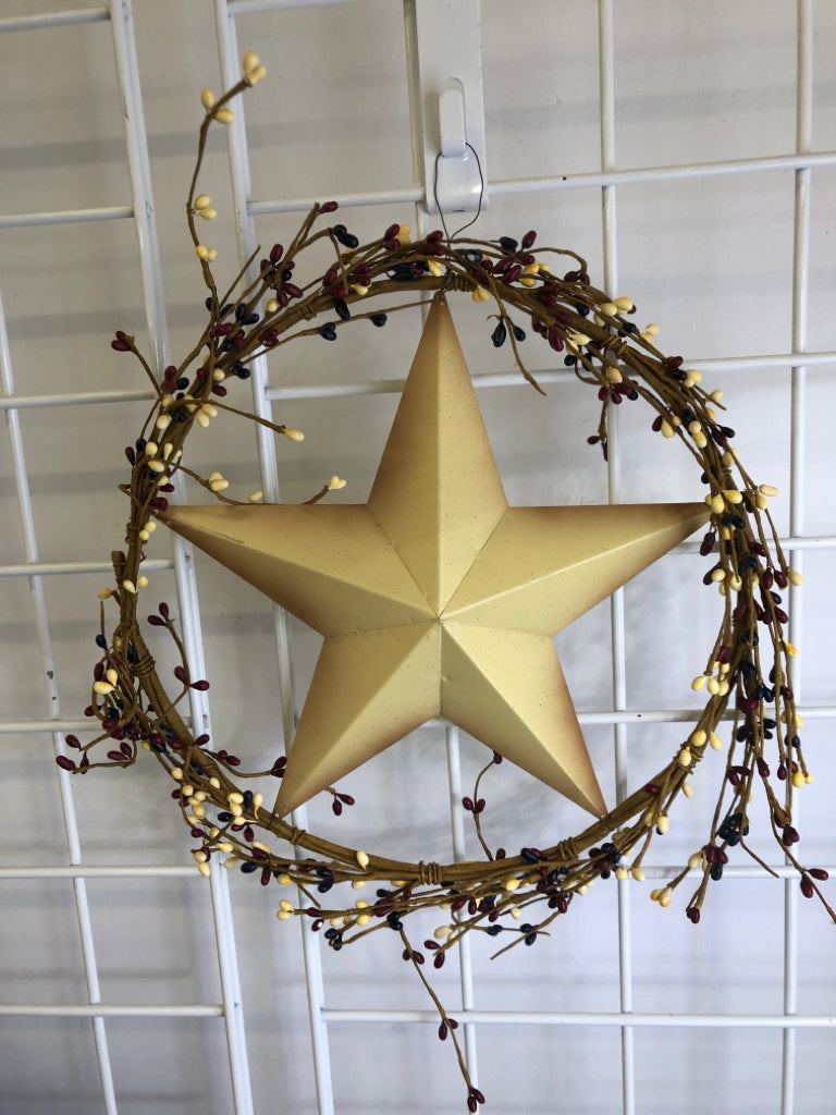 PIP BERRIES W YELLOW METAL STAR WREATH.