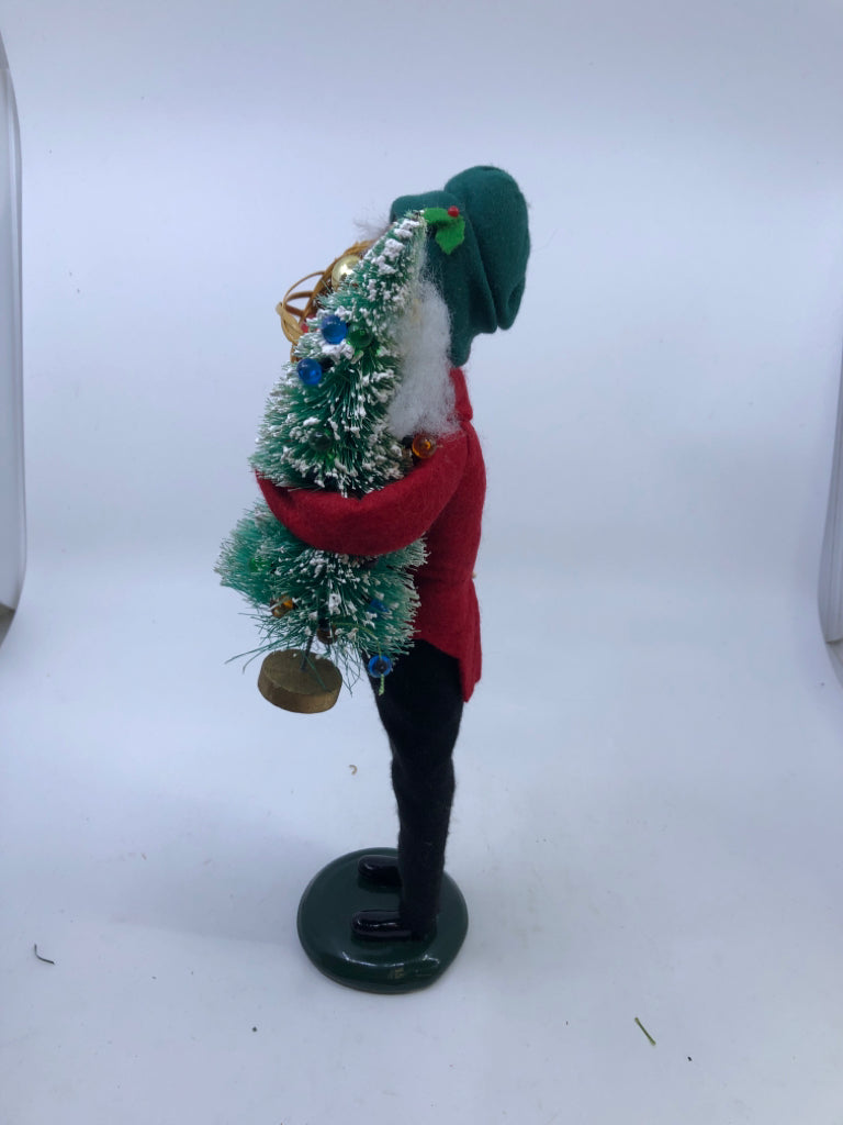 1996 BYERS' CHOICE CAROLER W BASKET AND TREE.