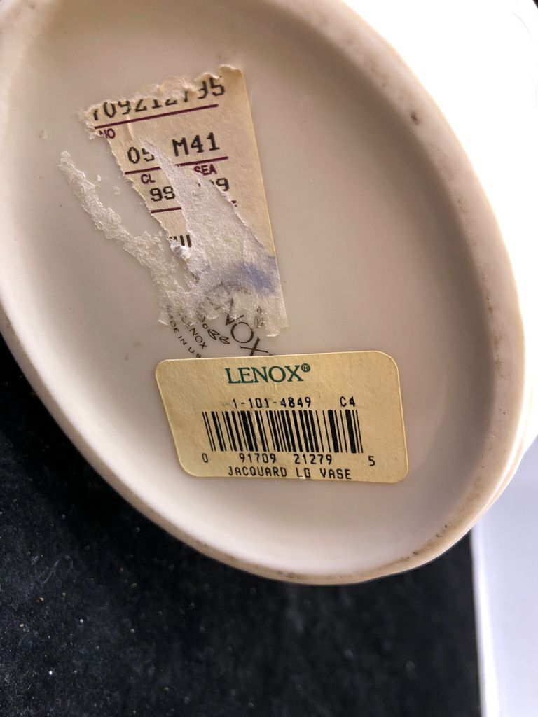 LARGE JACQUARD SCALLOP EMBOSSED VASE.