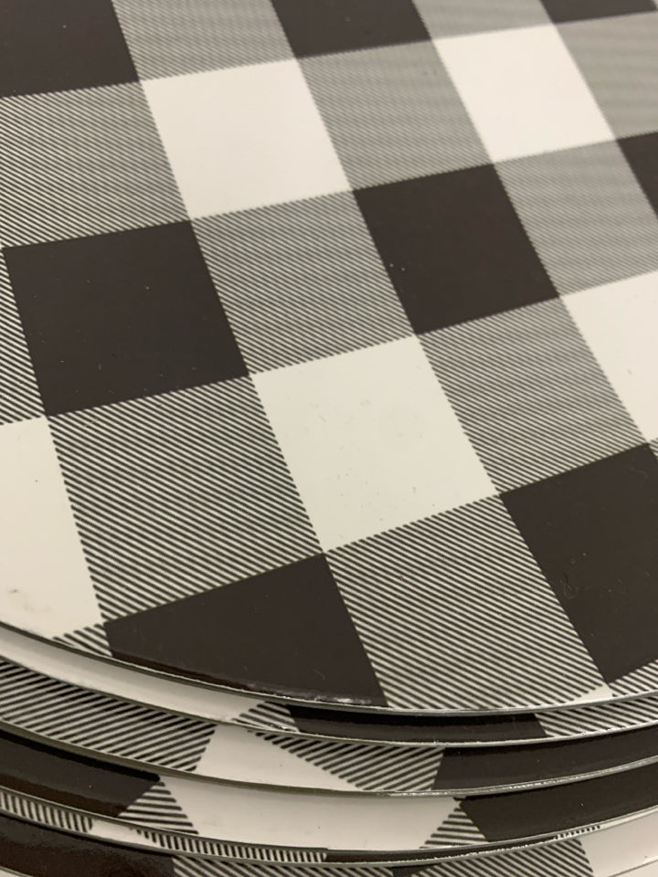 6 BUFFALO PLAID PLASTIC PLATE CHARGERS.