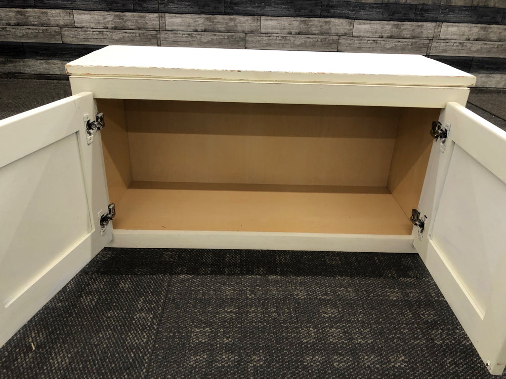 DISTRESSED CREAM STORAGE BENCH W/DOORS.