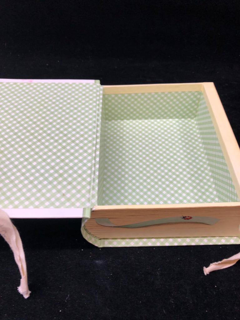 BIRD BOOK GIFT BOX W/TIE.