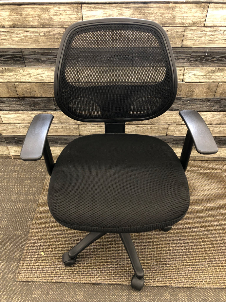 MESH BACK SWIVEL OFFICE CHAIR ON WHEELS.