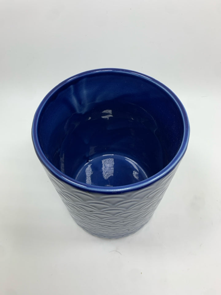 BLUE CERAMIC UTENSIL CROC W/EMBOSSED HALF CIRCLES.