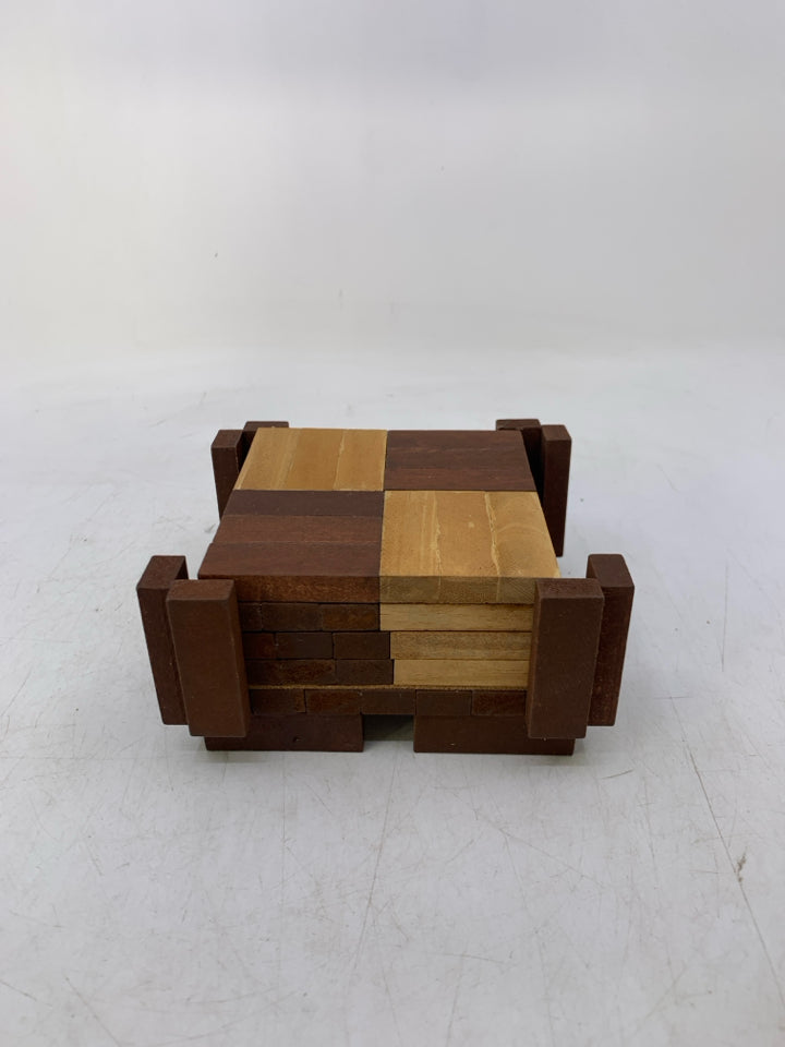 4 2-TONED WOOD COASTERS IN STAND.