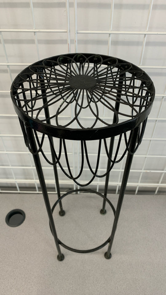 ROUND BLACK METAL PLANT STAND.