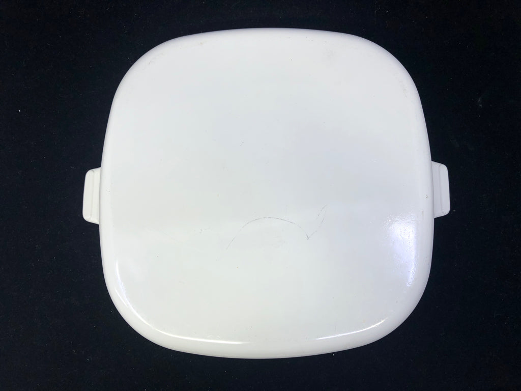 WHITE BAKING DISH WITH SCROLL DESIGN.