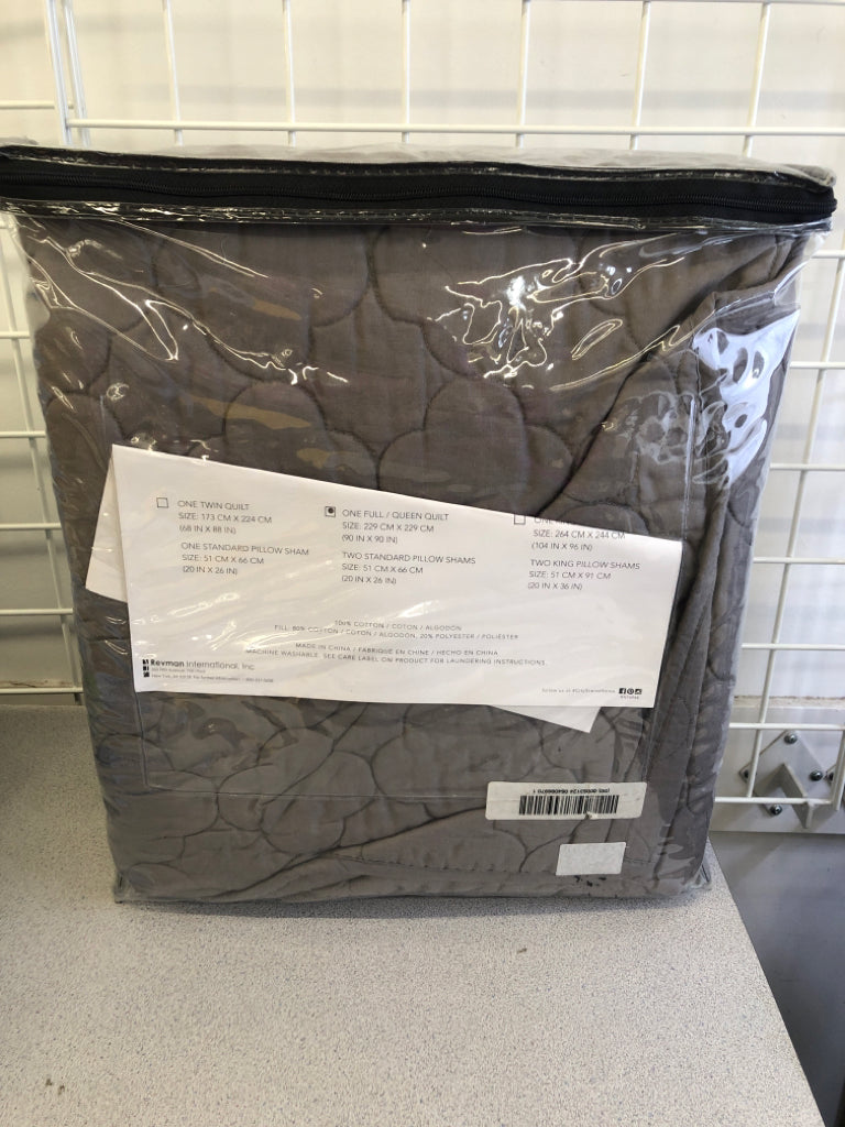 NIP GREY FULL/QUEEN QUILT SET.