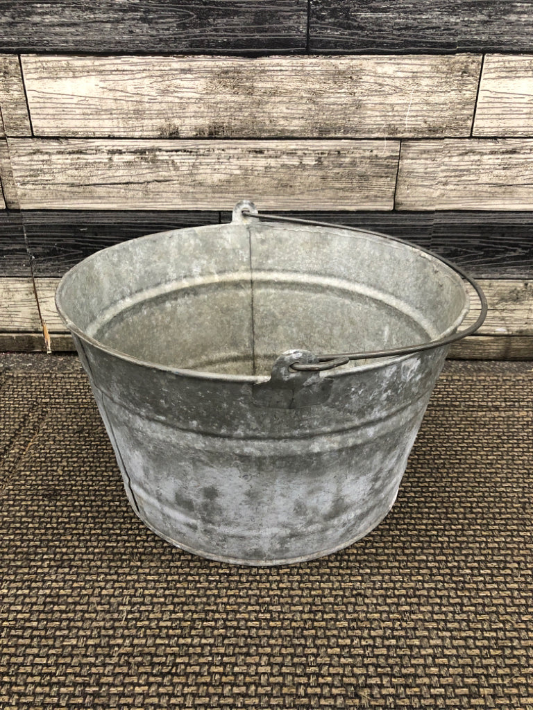 VTG METAL PAIL.