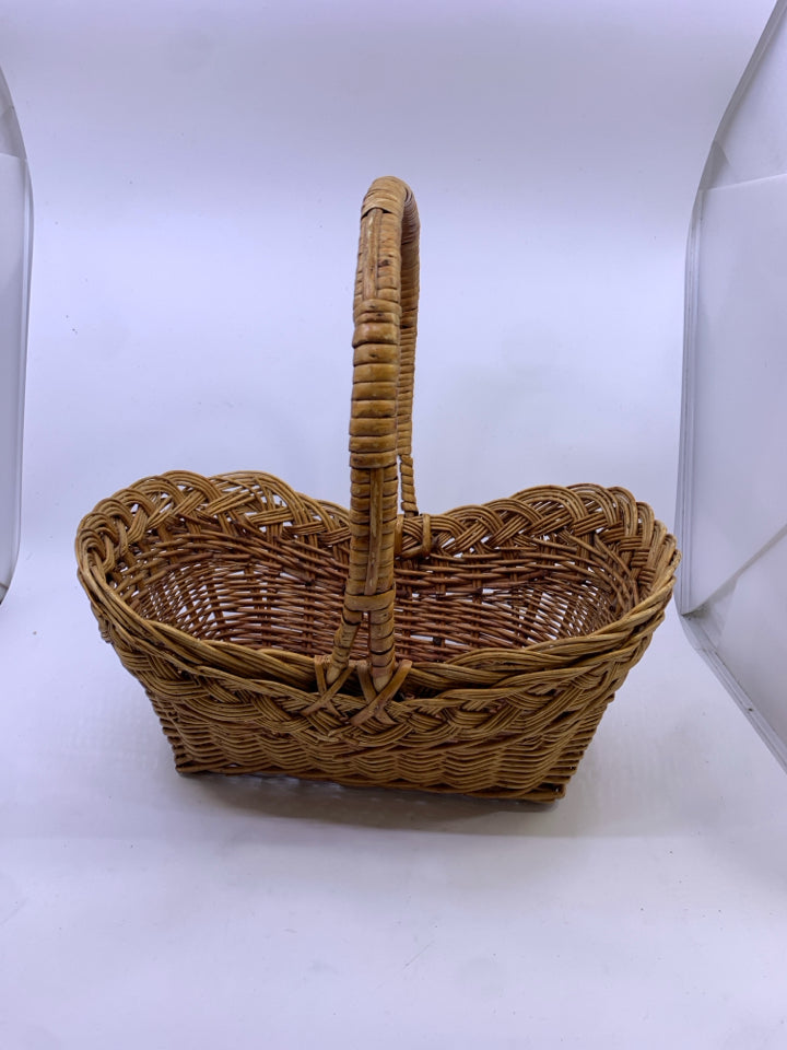 OVAL WICKER BASKET W HANDLE.