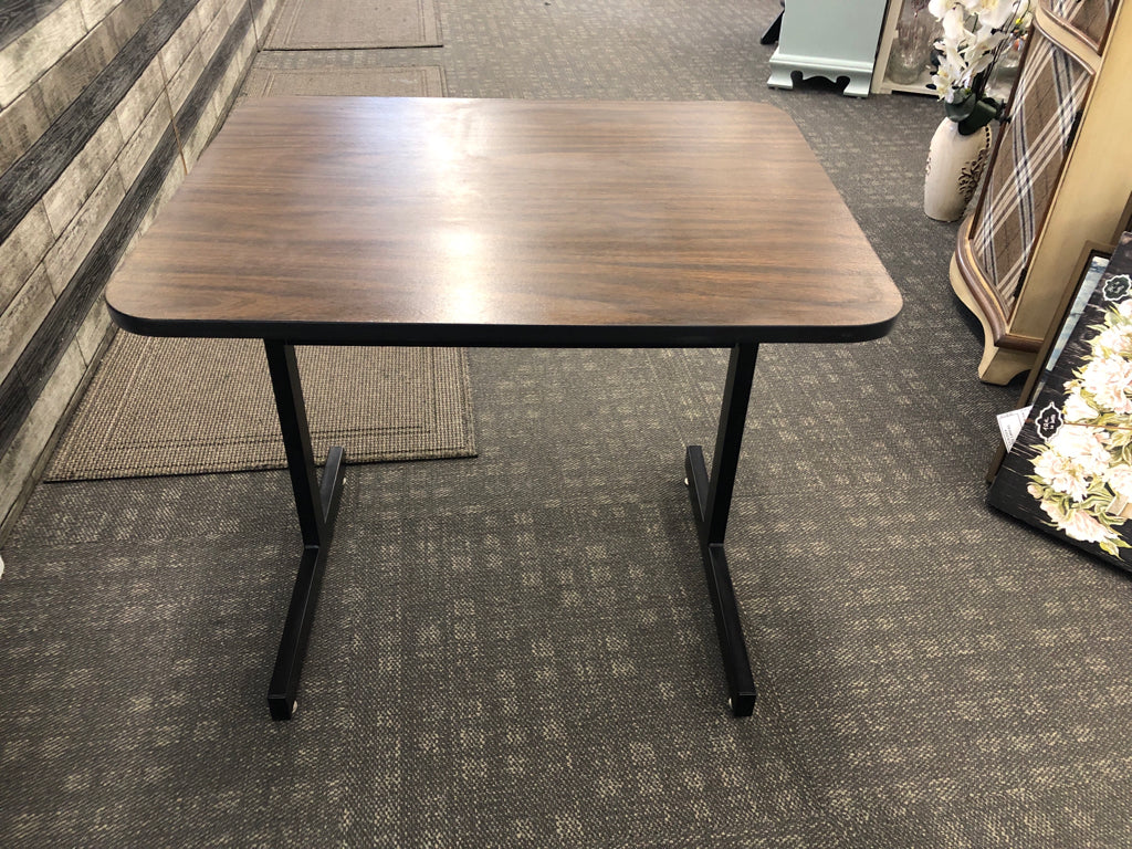 BROWN AND BLACK METAL COMPUTER DESK.