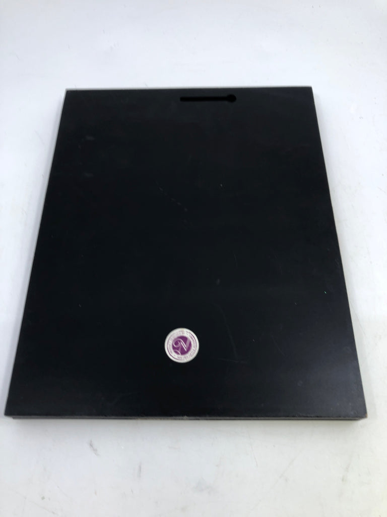 BLACK/WHITE WINE SCRIPT W/ BURLAP TRIM.