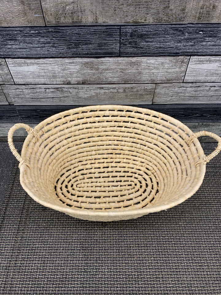 STRAW WOVEN BASKET.