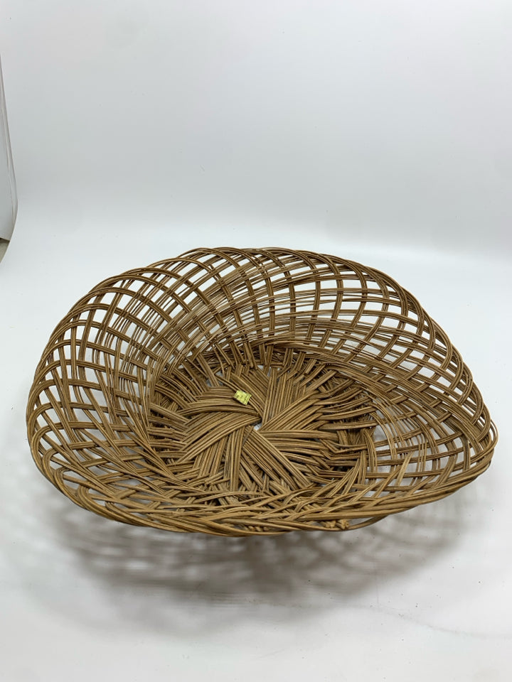 OVAL WOVEN BASKET TRAY.