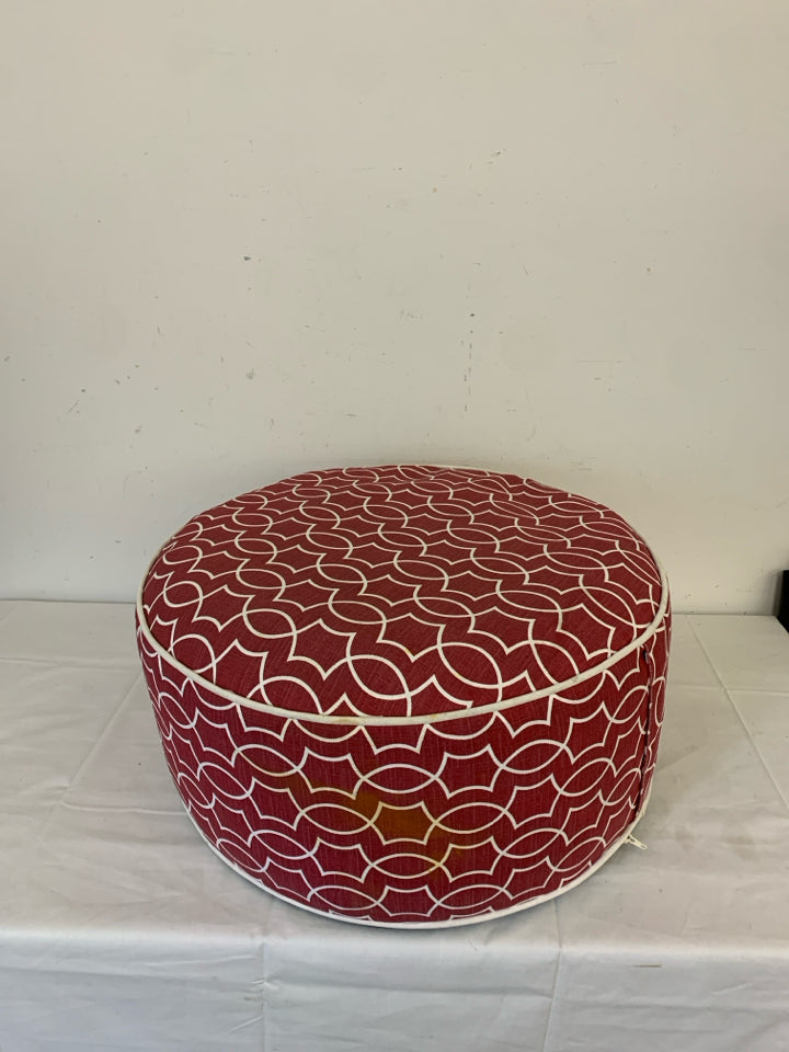 HOT PINK CIRCLE FLOOR PILLOW W/ WHITE PATTERN.