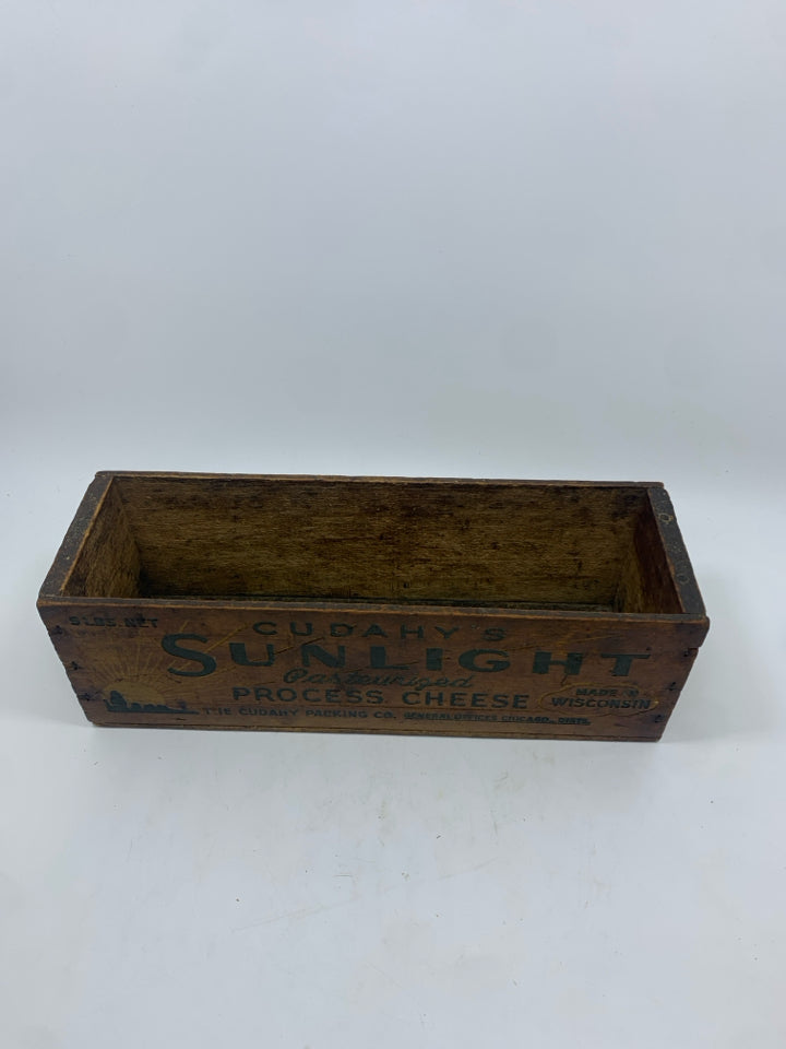 VTG WOODEN SUNLIGHT CHEESE BOX.