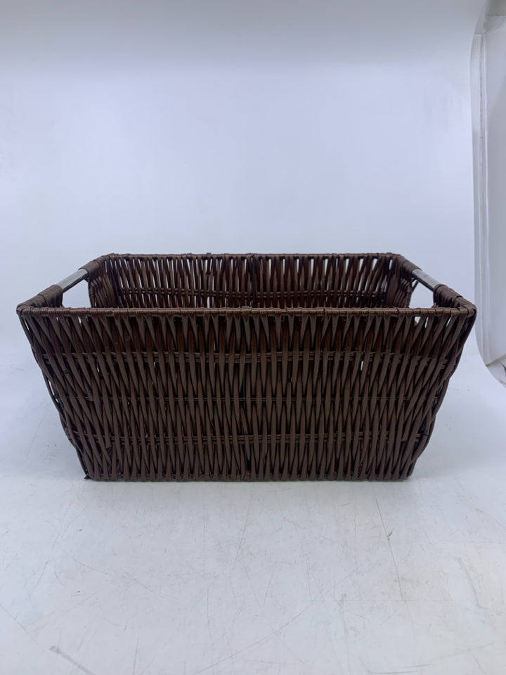 BROWN PLASTIC WOVEN W/ SILVER METAL HANDLES.