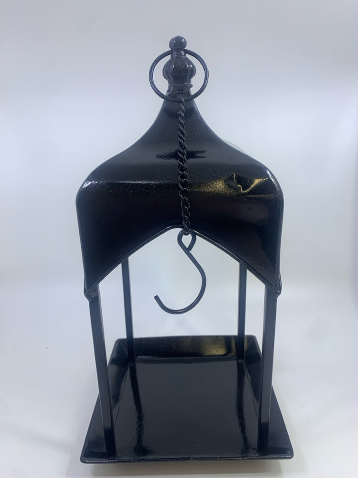 BLACK METAL HANGING LANTERN.