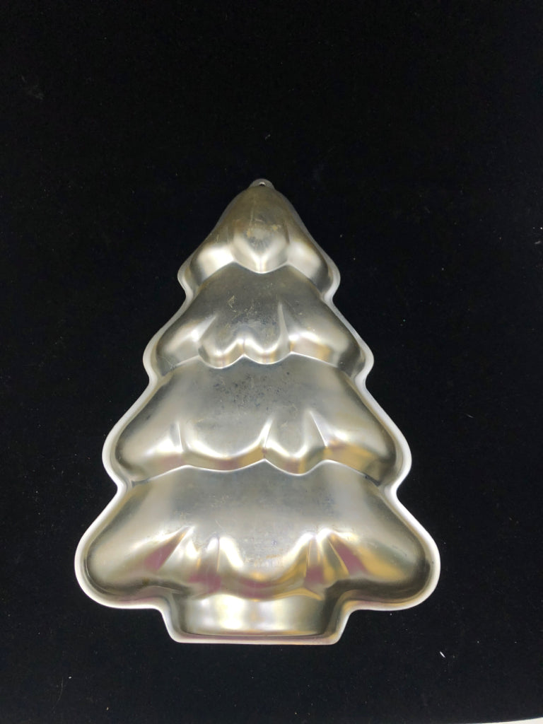 CHRISTMAS TREE CAKE PAN.